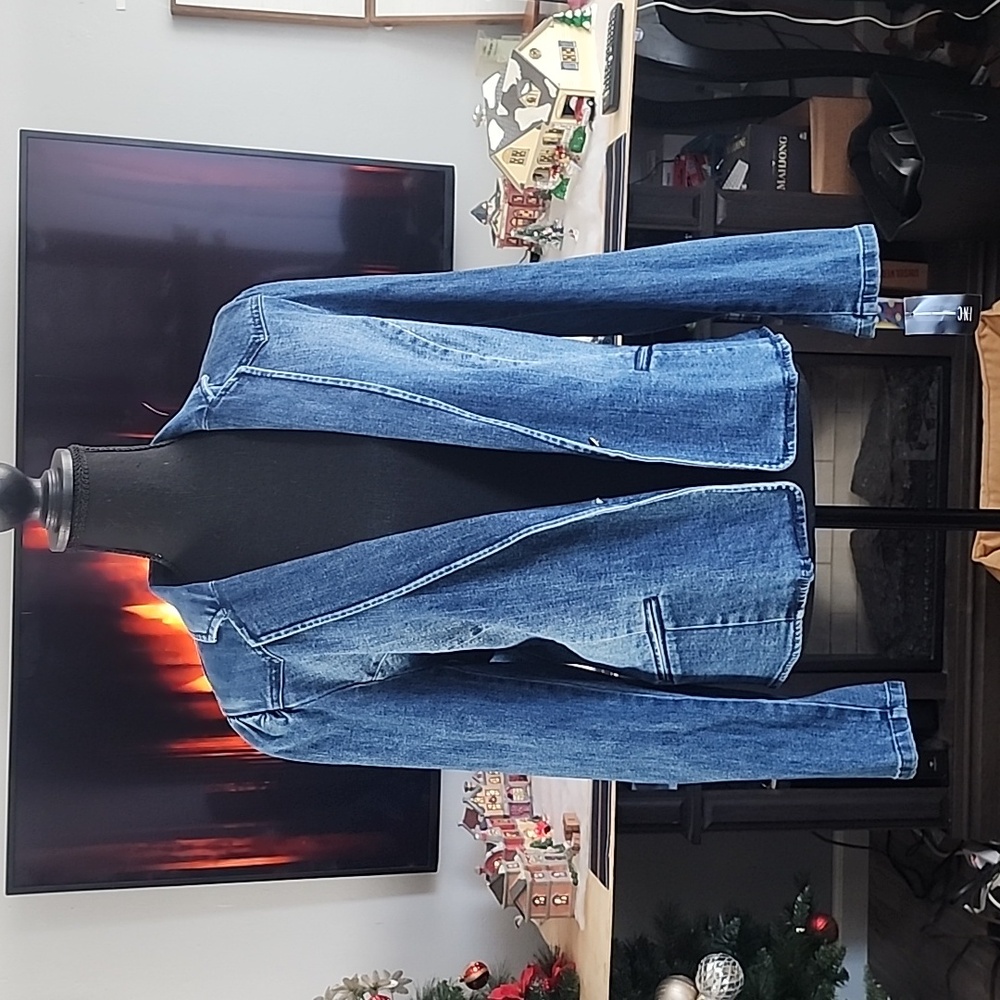 Denim blazer with 2 faux pockets. Single button. Size L.